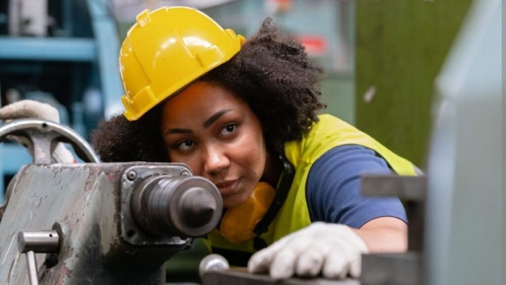 Une femme dans un chantier