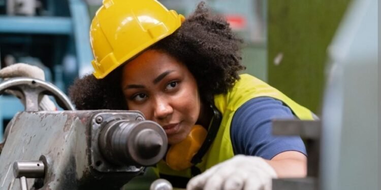 Une femme dans un chantier