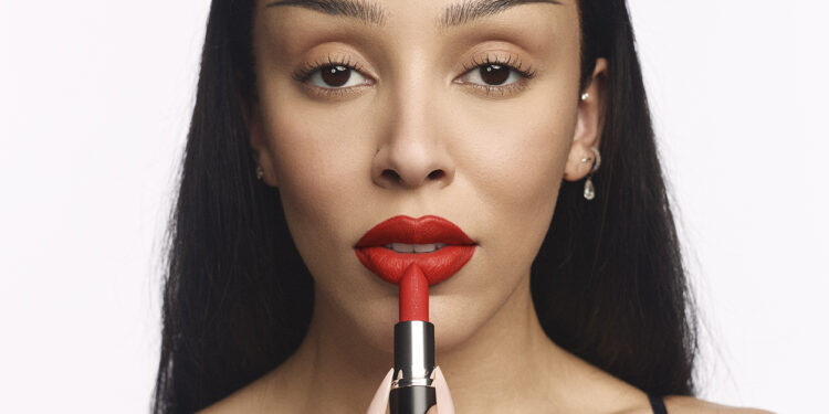 Doja Cat devient la nouvelle ambassadrice mondiale de MAC Cosmetics