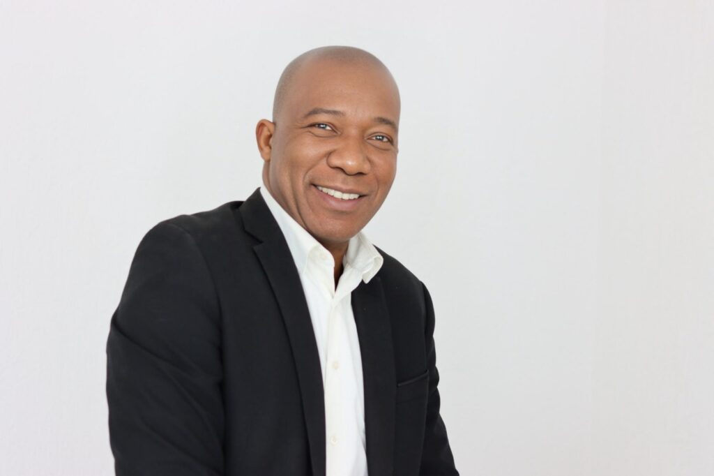 Innocent Kalalo en pleine dédicace de son ouvrage : Maïsha, la mémoire du Kivu