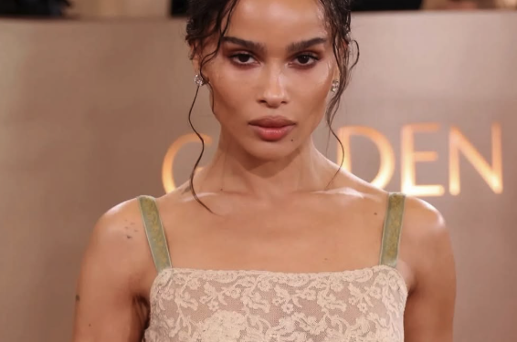 Zoe Kravitz relance les écouteurs filaires