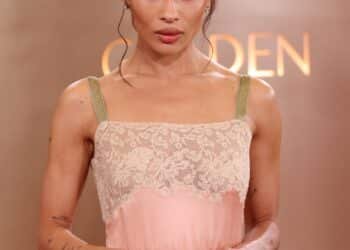 Zoe Kravitz relance les écouteurs filaires